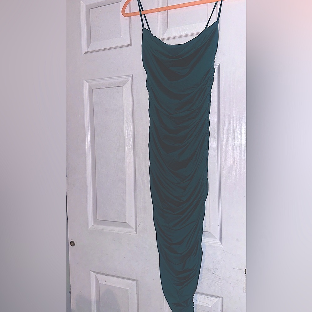 Really cute body con, midi dress never worn